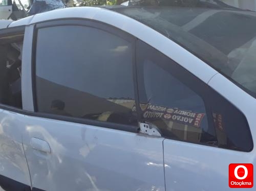 2010 MODEL HONDA JAZZ ÇIKMA SAĞ ÖN KAPI CAMI.