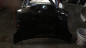 Siyah Nissan micra ön kaput