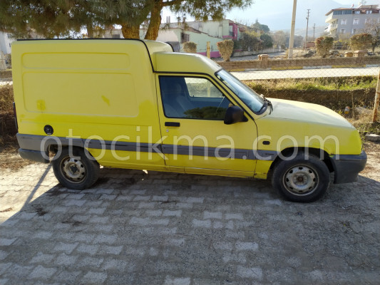 Renault express ön çamurlukları mevcuttur.