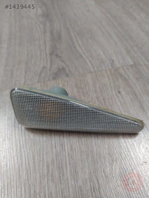 Renault Clio Thalia sol çamurluk sinyali 2008-2012