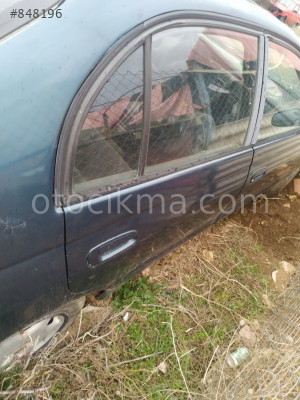 Toyota Corona sağ arka kapı mevcuttur.
