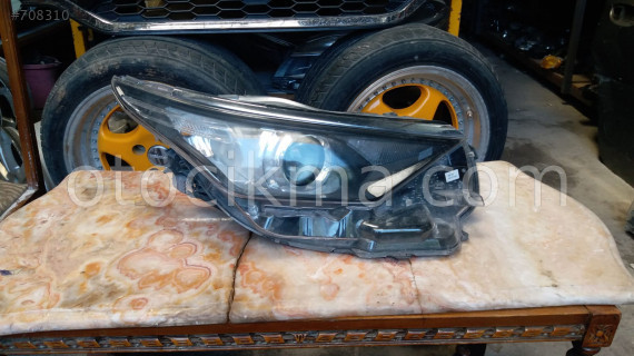 Toyota auris sağ far