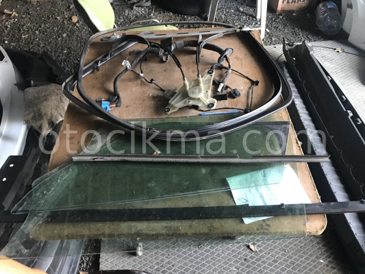 Renault master 3 Çıkma sol ön kapı camı