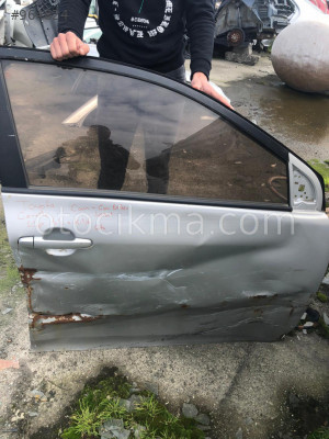 Toyota Corolla 2006 Sağ Ön Kapı Camı hatasız orjinal