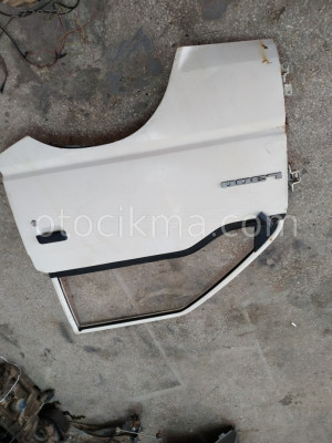 Mitsubishi L300 sol ön kapı mevcuttur.