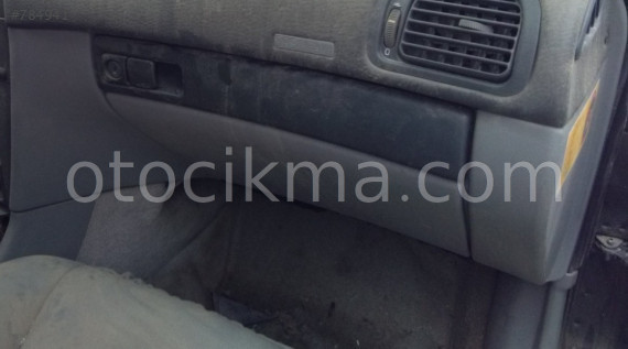1996 VOLVO S40 ORİJİNAL TORPİDO KAPAĞI.