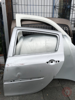 Renault clio 3 çıkma sol arka kapı gri