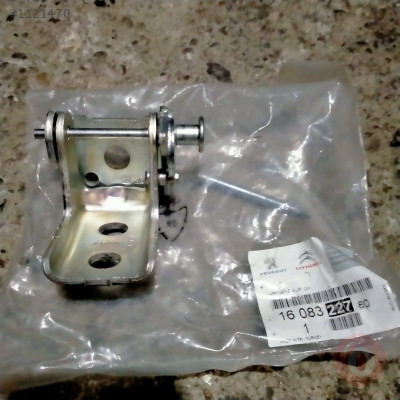 Peugeot 208 kapı menteşe