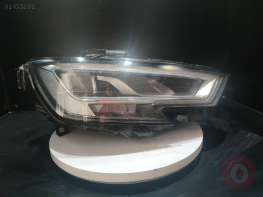 Audi A3 Matrix Sağ Far 8V0941034 8V0941033