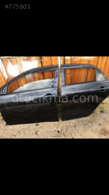 Toyota corolla çıkma siyah sol arka kapı