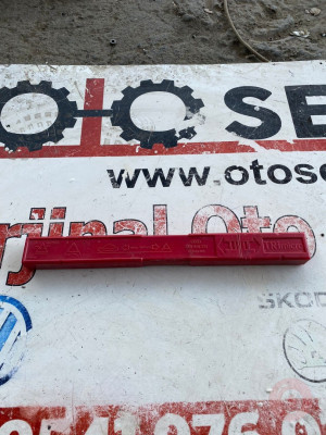 8K0860251 audi a3 2010 bagaj üçgen reflektör