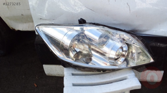 çıkma toyota auris orjinal sağ far
