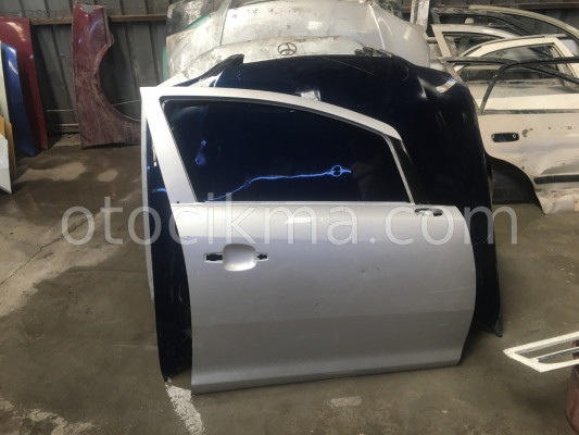 Opel corsa sağ ön kapı