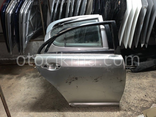 toyota avensis sağ arka kapı 2003 2008