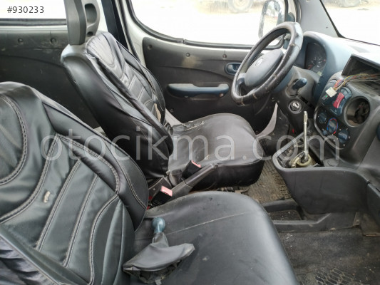 Fiat Doblo ön koltuklar mevcuttur. 2002