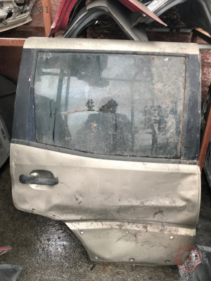 Nissan Terrano sağ arka kapı