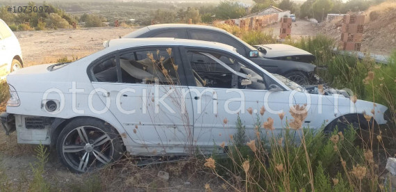 BMW 320İ E46 SAĞ ARKA KAPI