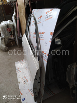 Mazda 5 sağ ön kapı
