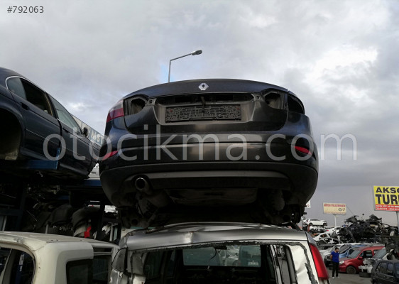RENAULT FLUENCE SİYAH ARKA