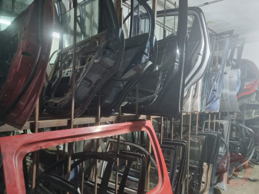15-18 TOYOTA YARİS SAĞ ÖN KAPI