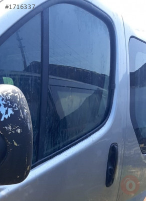 renault trafic çıkma sol ön kapı camı
