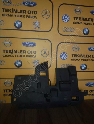 AUDI Q7 GÖSTERGE ALTI KAPAK PANELI