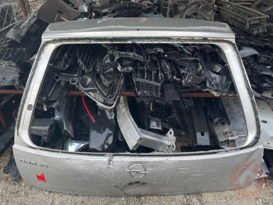 Opel corsa C arka bagaj çıkma