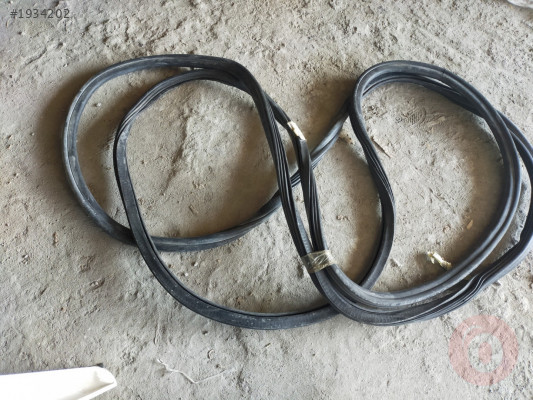 AUDİ A4 ARKA KAPI KASA FİTİLİ 8K5833721E