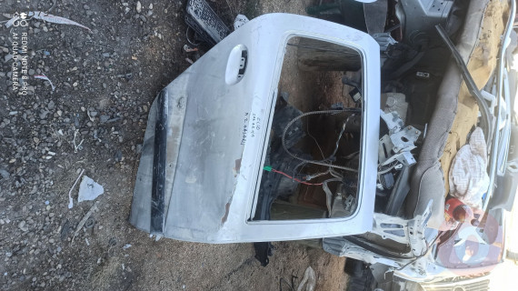 Clio sağ arka kapı az hasarli