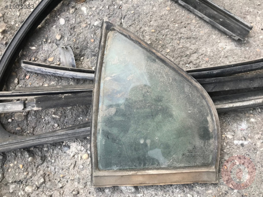 Mıtsubıshı Carisma sol arka kapı kelebek camı