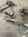 Mazda 323  sağ arka cam kirkosu