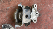 PEUGEOT 301 MOTOR SAĞ ÜST KULAĞI ORJİNAL ÇIKMA PEJO