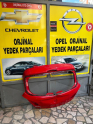 Opel Corsa e bagaj kapağı kırmızı renk
