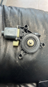 5Q0959802B Skoda Octavia ön sağ cam motoru