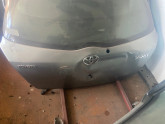 Toyota yaris bagaj kapağı