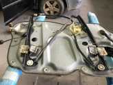 VW CADY SAĞ ÖN KAPI İÇ SACI CAM KRİKO İSKELETLİ 05-15 ORJ ÇIKMA