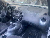 Nissan juke.   Dolu torpido.