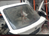 Beyaz Ford escort bagaj kapağı