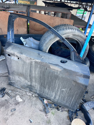 Audi Q3 sağ ön kapı