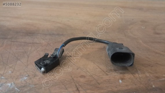 AUDİ A4 KAPUT UYARI SENSÖRÜ 8W0823509