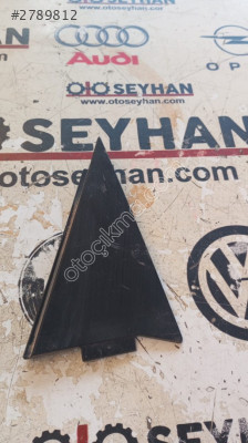 8K5853274 Audi A4 2014 arka sağ kapı üçgeni