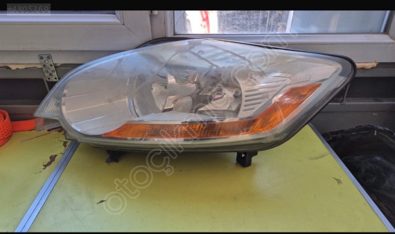 Ford Kuga sol ön far