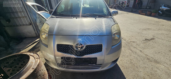 Toyota Yaris kaput