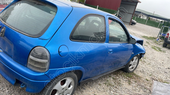 Opel Corsa sağ ön kapı