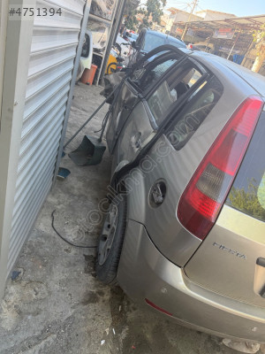 Ford Fiesta sol arka çamurluk