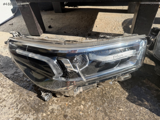 Toyota Hilux sağ ön far
