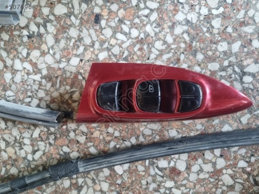 NİSSAN JUKE SOL ÖN KAPI CAM DÜĞMESİ