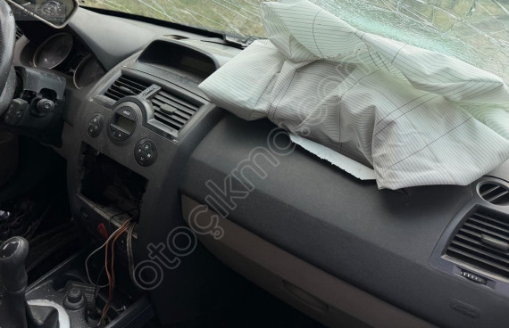 RENAULT MEGANE GÖĞÜSLÜK ÇIKMA