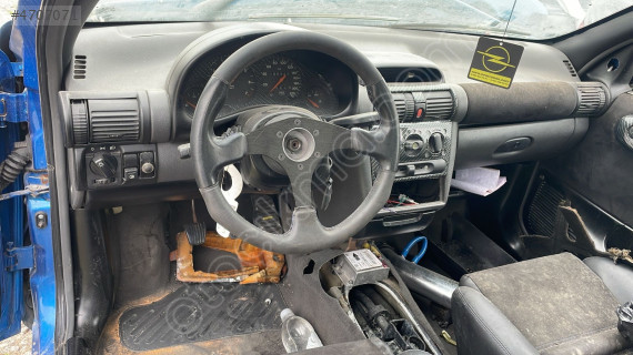 Opel Corsa ön göğüslük