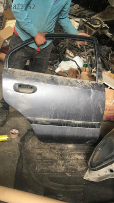 Mitsubishi Carizma sağ arka kapı